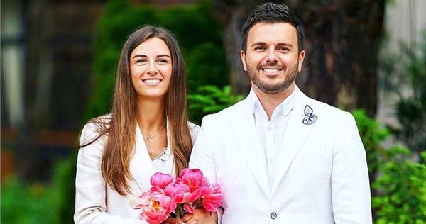 "Голливудская улыбка": Ведущий "Холостяка" похвастался женой-красавицей