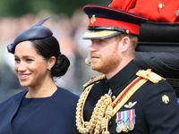 Меган Маркл впервые после рождения сына появилась на публике: фото