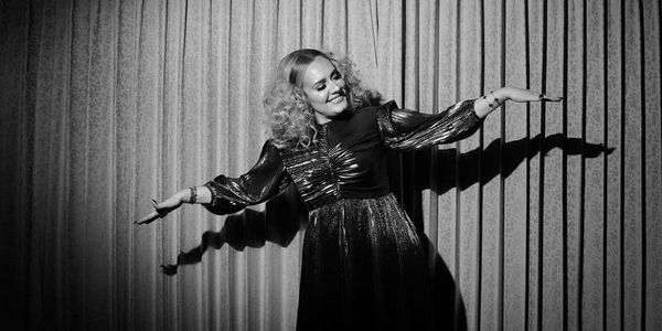 Разведенная Адель зажгла на вечеринке у друга и зачитала рэп