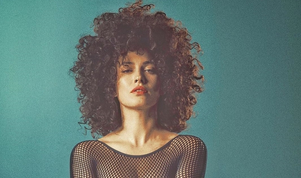 Астафьева подразнила поклонников бекстейджем с трех откровенных фотосессий