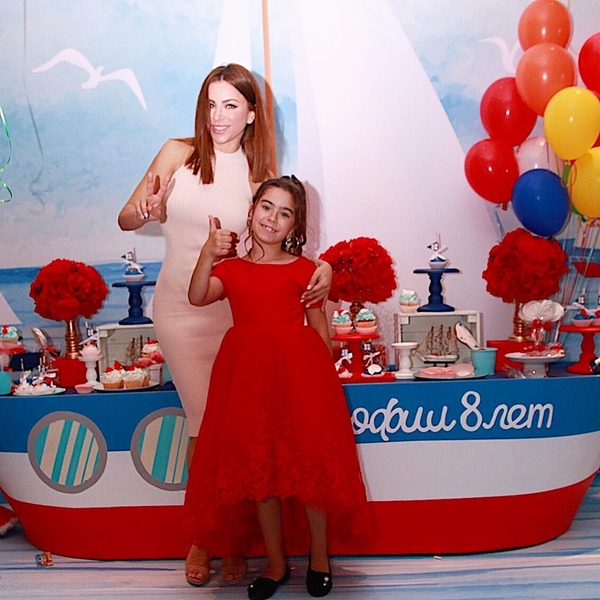 "Кто это целует Каролину в макушку?": Фанаты перепутали гостя Ани Лорак с бывшим мужем