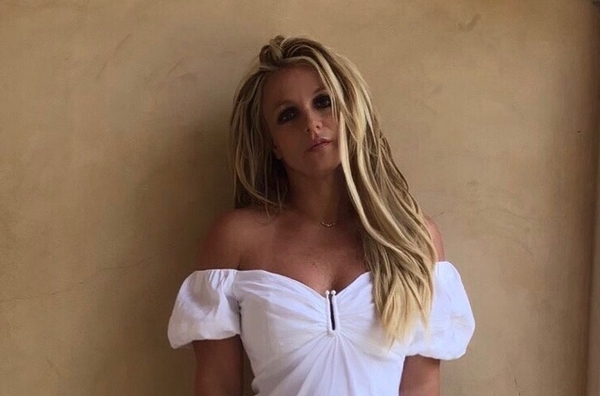 Бритни Спирс заявила, что папарацци обезобразили ее фигуру на фото