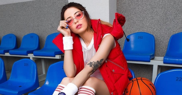 "Красотка из девяностых": Надя Дорофеева восхитила ретро-образом