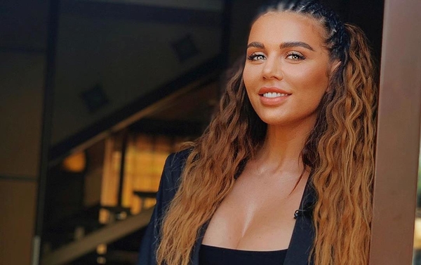 Седокова показала глубокое декольте, призвав заботиться о груди