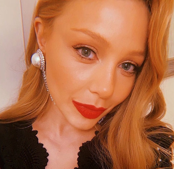 В клипе Cosmic Love обнаженная Тина Кароль поправляла сползающую накидку