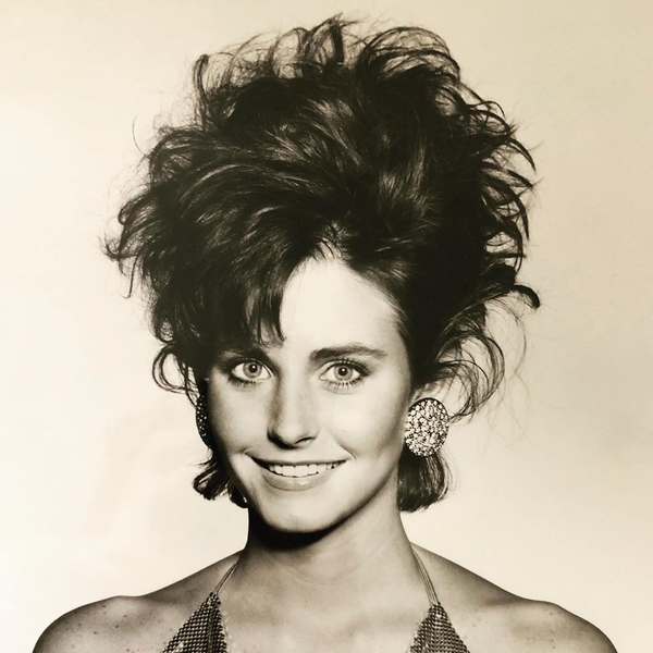 Дочка Кортни Кокс примеряла платье, в котором мама снималась 20 лет назад