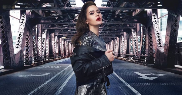 Солистка The Hardkiss засветила белье в прозрачном наряде