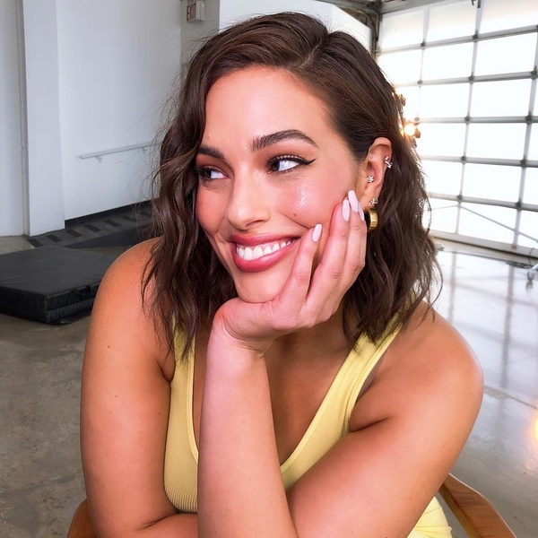 Соблазнительная плюс-сайз модель позировала в ярком бикини