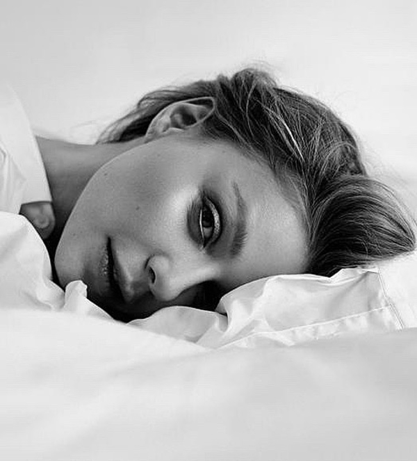 "Слишком горячо!": Тина Кароль выставила постельное фото в белье