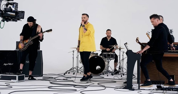 Лидер группы "БЕZ ОБМЕЖЕНЬ" признался, что пишет песни на кухне