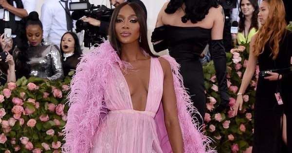 Полностью обнаженная: Наоми Кэмпбелл взорвала Сеть голым фото в пустыне