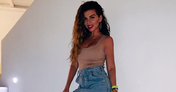 "Когда уже в одежде будет": Анну Седокову раскритиковали из-за пляжного фото