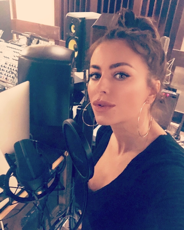 Стильная и светится от счастья: Ани Лорак поразила Сеть новым нарядом