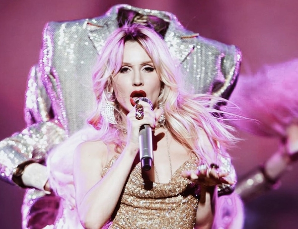 "Тарелка, тучка и качок": Яркий наряд Лободы затроллили в Сети