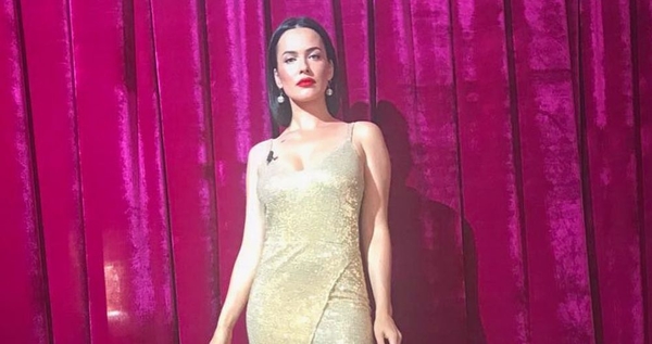 Даша Астафьева похвасталась пышными формами в пикантной фотосессии