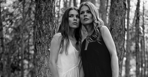 Ольга Фреймут вместе с сестрой снялась в фотосессии для известного глянца