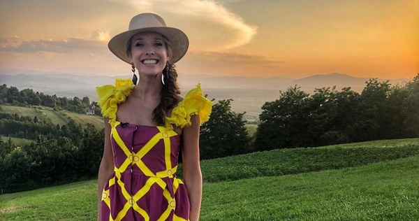 Катя Осадчая прокатилась на яхте в стильном образе