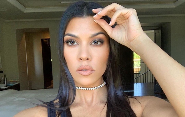 Кортни Кардашьян позировала для фото топлес