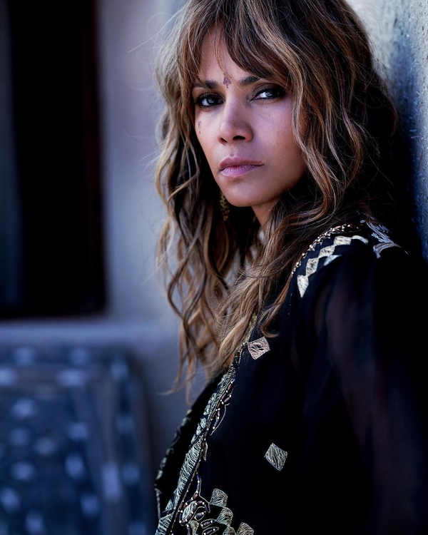 Мошенник пытался выселить Холли Берри из ее собственного дома