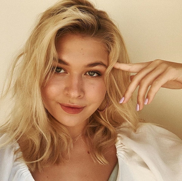 "Огонь-девчонка!": Дочка Веры Брежневой похвасталась формами в бикини