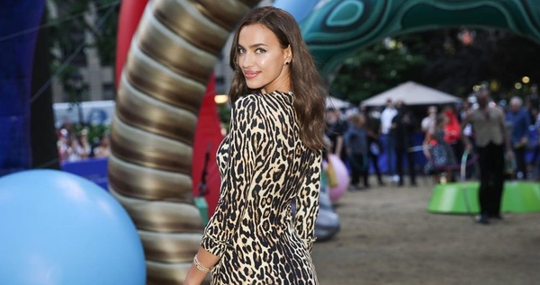 Ирина Шейк вместе с мамой прогулялась по Нью-Йорку - фото