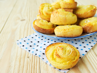 Творожные булочки с корицей: видеорецепт