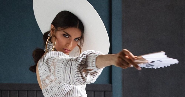 Мишель Андраде примеряла образ гангстерши в новом клипе