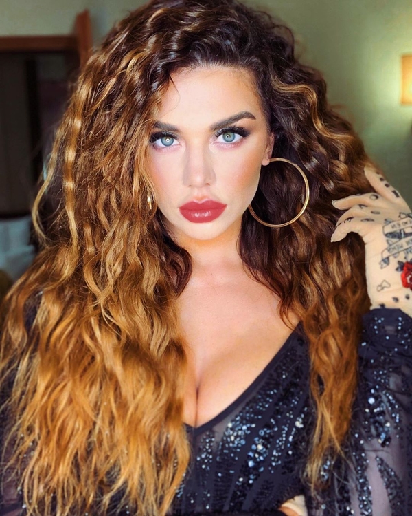 Седокова засветилась в леопардовом боди с новым цветом волос