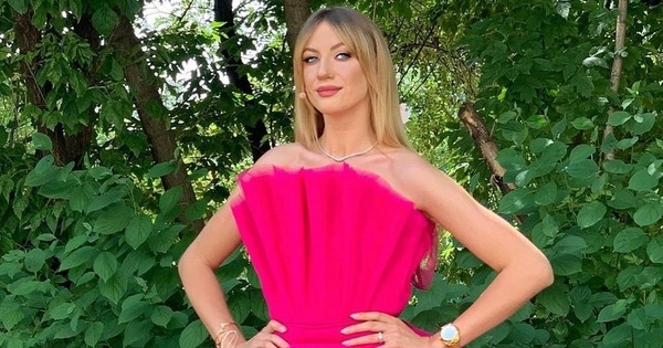 Леся Никитюк сверкнула стройными ножками в коротком платье