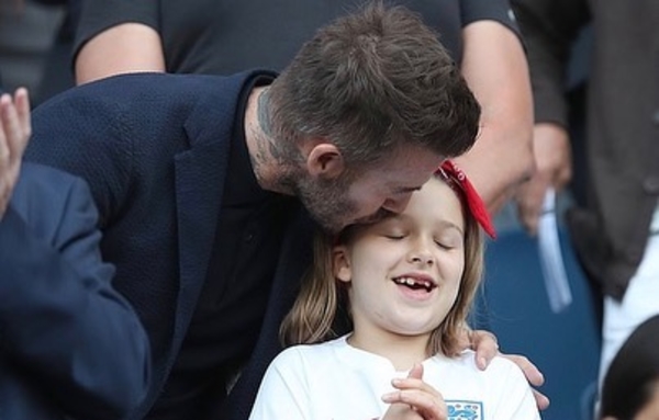 Все обсуждают: Дэвид Бекхэм поцеловал семилетнюю дочь в губы