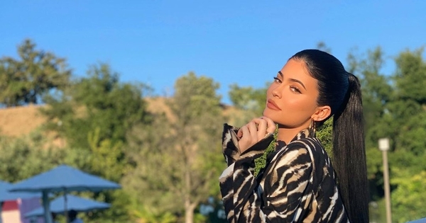 "По-настоящему горячо": Кайли Дженнер подразнила аппетитными формами в мини