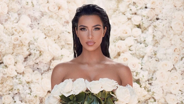 Ким Кардашьян в мини-бикини засветила подкачанный пресс