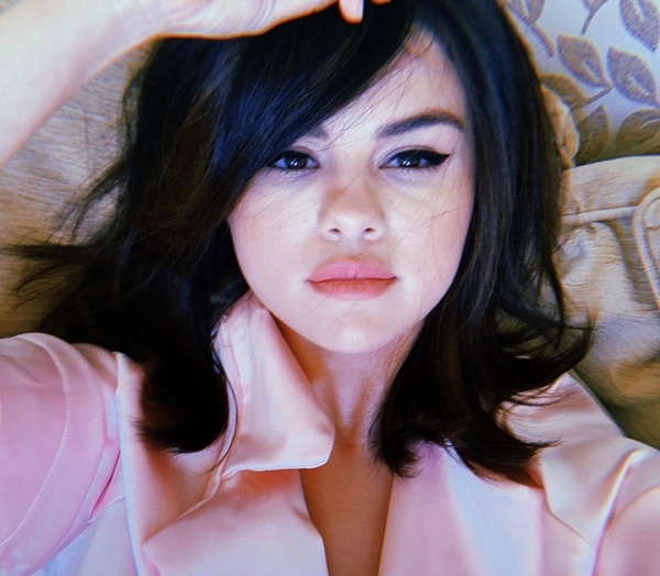 Селена Гомес повторила горячий образ Памелы Андерсон в "Спасателях Малибу"