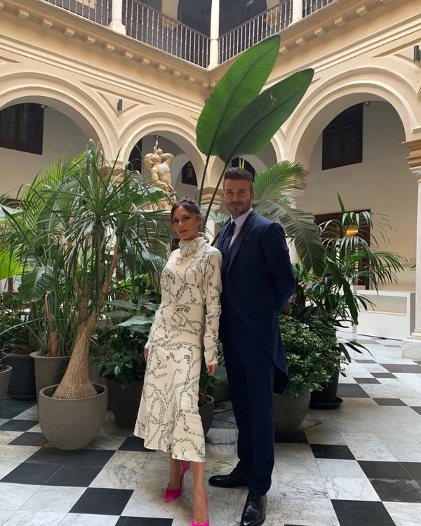 Виктория Бекхэм трогательно поздравила мужа с "фарфоровой свадьбой"