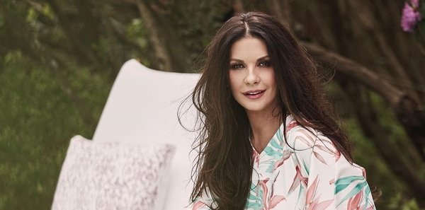 Кетрин Зета-Джонс засветилась на модном ивенте с 16-летней дочерью