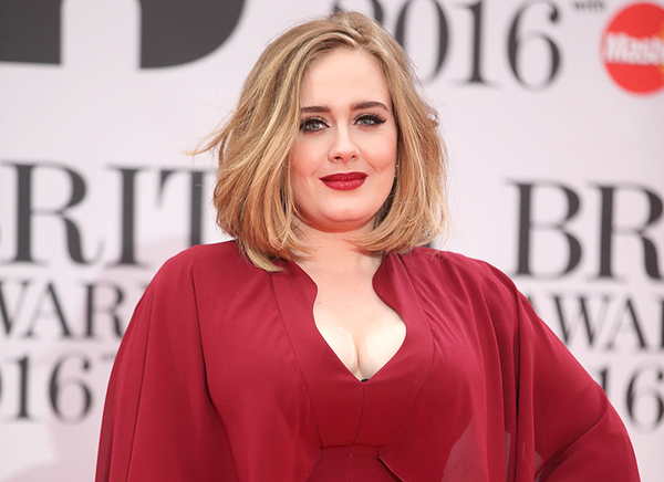 Адель "застукали" в обществе неизвестного мужчины: фото