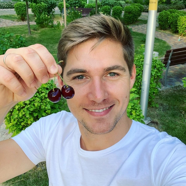 На юбку денег не осталось?: Остапчука раскритиковали за фото с "раздетой" женой