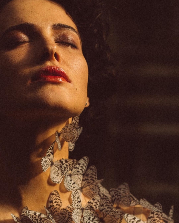 "Основной инстинкт": Даша Астафьева показала пикантные кадры из нового клипа