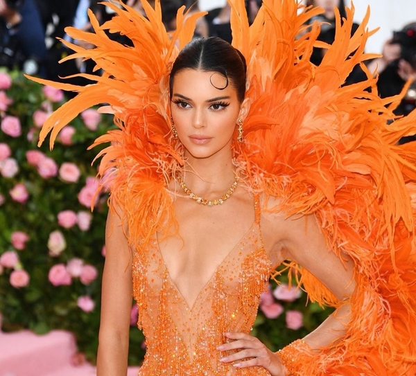 Кендалл Дженнер в ярком купальнике поучаствовала в Bottle cap challenge