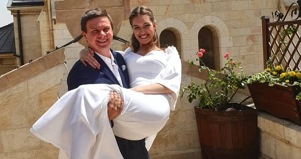 Дмитрий Комаров впервые появился на обложке глянца вместе с женой