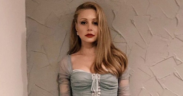 "Слишком горячо": Тина Кароль засветила грудь в откровенном платье