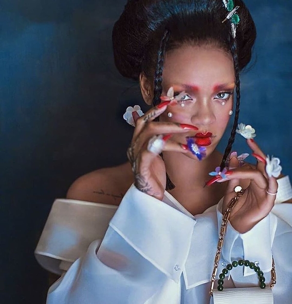 Рианна покорила Сеть откровенными платьями в стиле гейши