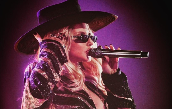 "Притворяется мной": девушка-йог пристыдила Лободу за "ворованное" фото