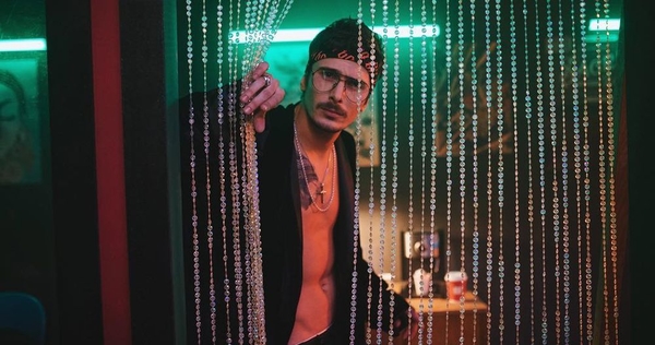 Позитив в образе хулигана снялся в яркой фотосессии для глянца