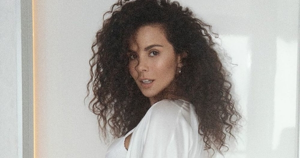 Настя Каменских показала нежное постельное фото с мужем