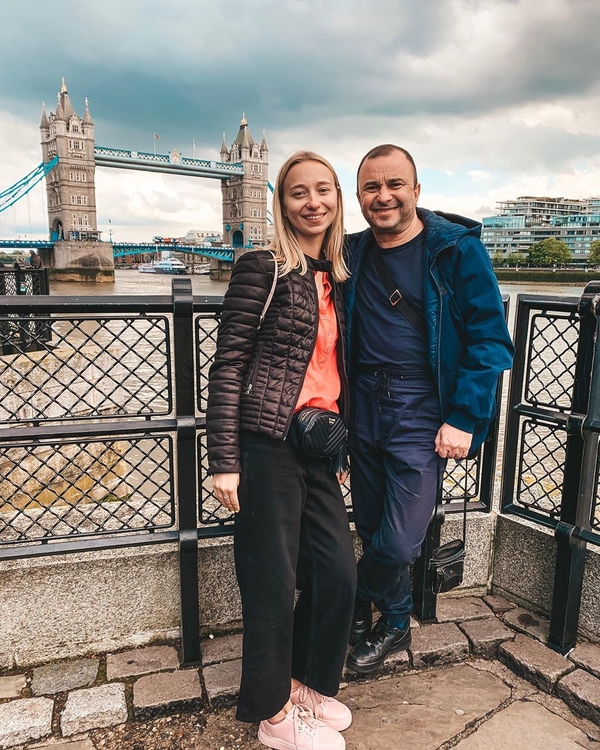 Молодая невеста Виктора Павлика показала новое фото с певцом