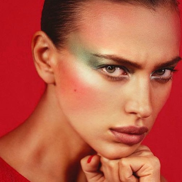 "Цвет моего лета": Ирина Шейк выставила фото в ярком белье