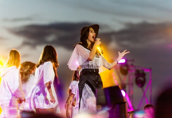 "Навалилась на меня": Вика из "НеАнгелов" рассказала об инциденте с поклонницей