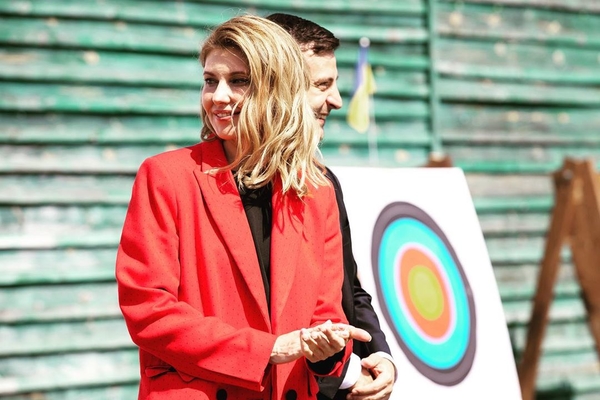 Комбинезон из искусственного шелка: Зеленская ходила на выборы во французском наряде