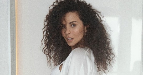 Настя Каменских устроила горячий фотосет на крыше высотки